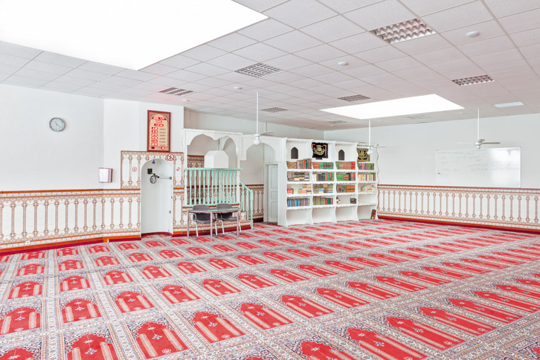 Gebetsraum der Abu Bakr Moschee Dortmund-Nordstadt gegründet 1976. / Prayer room of the Abu Bakr Mosque Dortmund-Nordstadt founded in 1976.