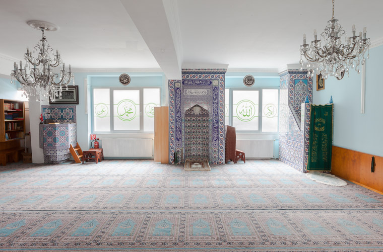 Gebetsraum der Ahmed Yesevi Moschee Dortmund-Nordstadt gegründet 1976. / Prayer room of the Ahmed Yesevi Mosque Dortmund-Nordstadt founded in 1976.