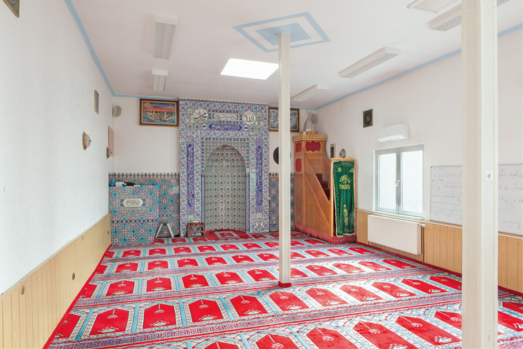 Gebetsraum der Kocatepe Moschee Dortmund-Nordstadt gegründet 1980. / Prayer room of the Kocatepe Mosque Dortmund-Nordstadt founded in 1980.
