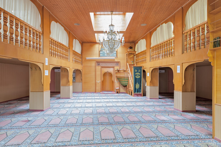 Gebetsraum der Andolu Moschee Dortmund-Nordstadt gegründet 1976. / Prayer room of the Andolu Mosque Dortmund-Nordstadt founded in 1976.