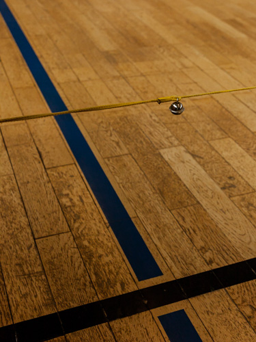 Ein Glöckchen das an einer über das Spielfeld gespannten Leine besfestigt ist. Berührt der Ball die Leine beim Torball, bdeutet das einen Strafstof für den Gegner.