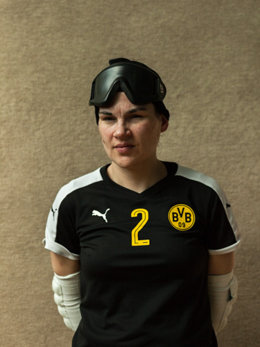 Portrait der Torball-Spielerin Janine. Mitglied der Damentorballmannschaft des BVB.