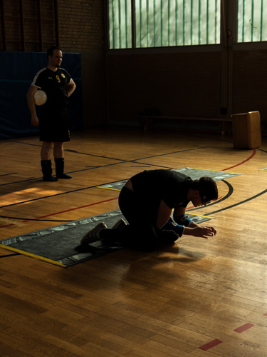 Ein Torball-Spieler lauscht und konzentriert sich auf die Ballgeräusche.