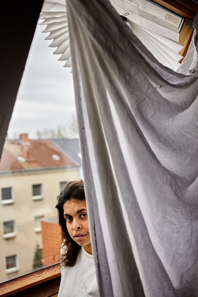 Portrait von Schauspielerin Valentina Schüler in ihrer Wohnung / aus: „Kultur in der Krise“ in ver.di publik
/ 2021