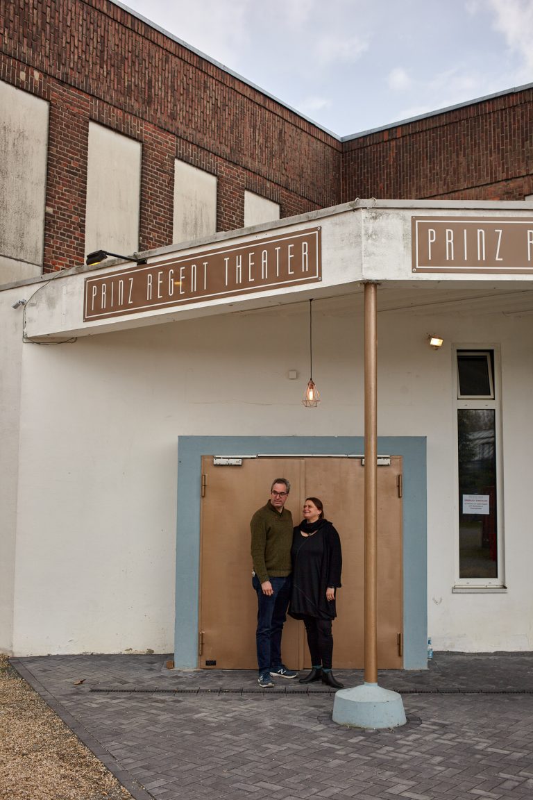 Portrait von Anne Rockenfeller und Hans Dreher
| Theaterleitung vor ihrem Theater.
aus: „Kultur in der Krise“ in ver.di publik
/ 2021