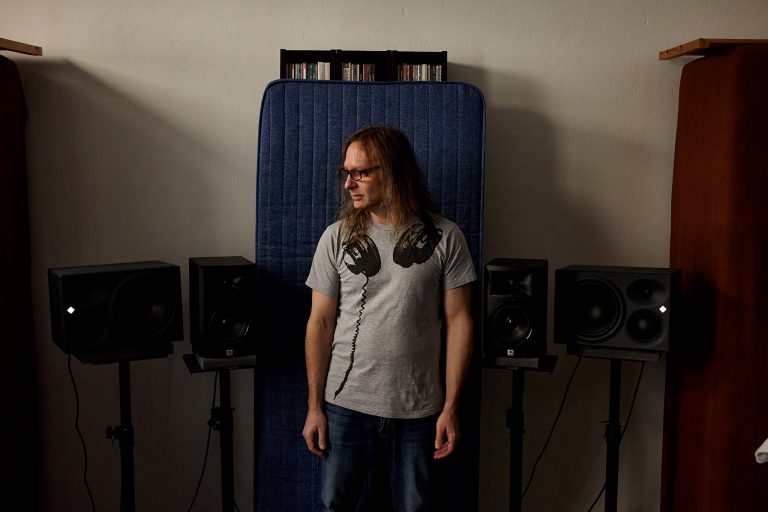 Portrait von Phillipp Kreperat
| Musiker in seinem Wohnzimmerstudio.
aus: „Kultur in der Krise“ in ver.di publik
/ 2021