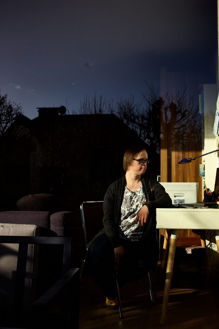 Portrait von Linda Fisahn
| Performance-Künstlerin durch das Fenster ihres Zimmers.
aus: „Kultur in der Krise“ in ver.di publi
