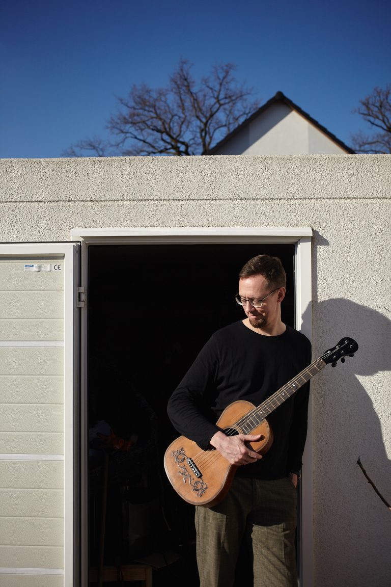 Portrait von Stephan Wolke
| Gitarrist vor siener Garage.
aus: „Kultur in der Krise“ in ver.di publik
/ 2021