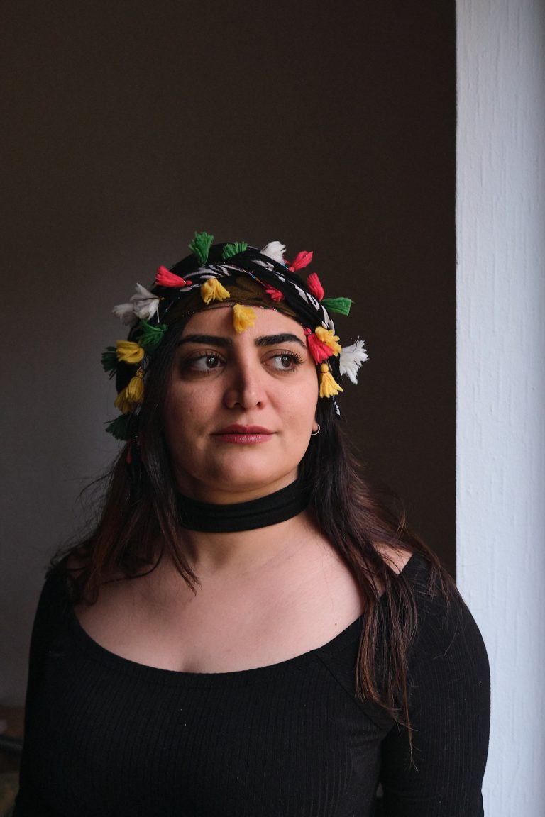 Portrait von  Sonia
| Studentin in ihrer Wohnung.
aus: „Zwischen Hoffnung, Schmerz und Entschlossenheit“ in chrismon plus
/ 2022