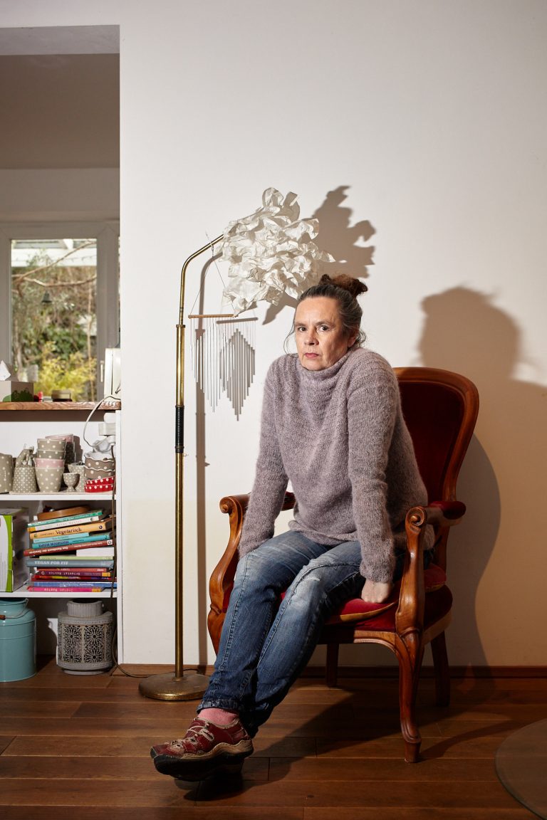 Portrait von Nessi Tausendschön
| Kabarettistin in ihrer Wohnung. 
aus: „Kultur in der Krise“ in ver.di publik
/ 2021