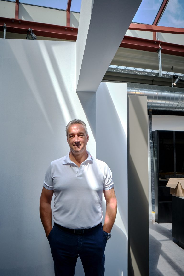 Portrait von Andreas Wagner
| Geschäftsführer Rotpunkt Möbel in der Firmenausstellungshalle. 
für FAZ / 2023