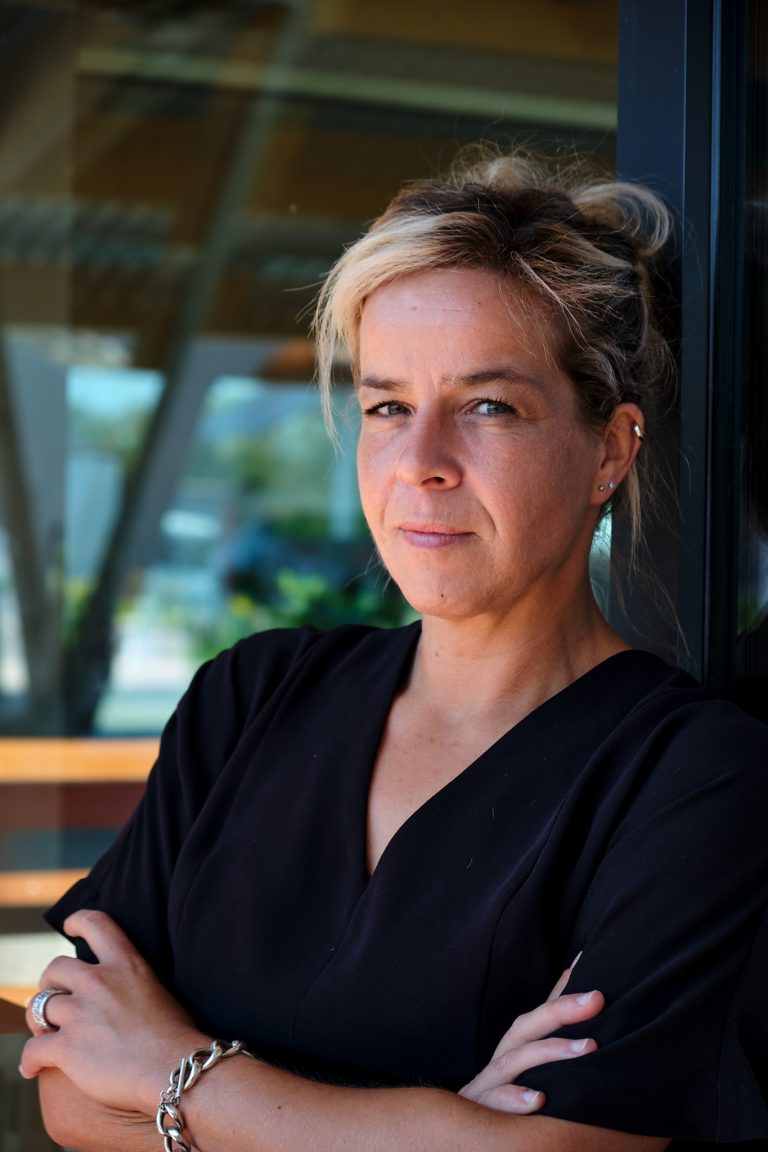 Portrait von Mona Neubaur
| NRW-Ministerin für Wirtschaft und Klimaschutz in einer E-Ladestation. 
für FAZ / 2022
