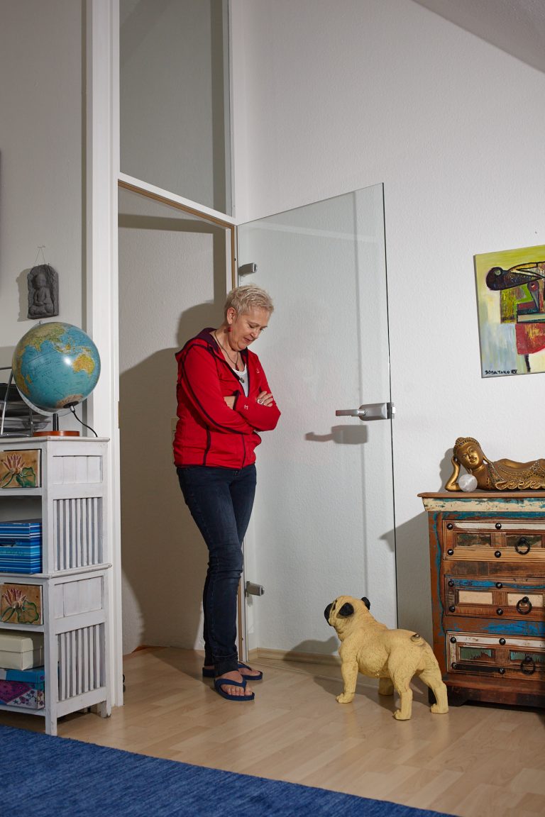 Portrait von Lioba Albus
| Kabarettistin in ihrem Arbeitszimmer.
aus: „Kultur in der Krise“ in ver.di publik
/ 2021