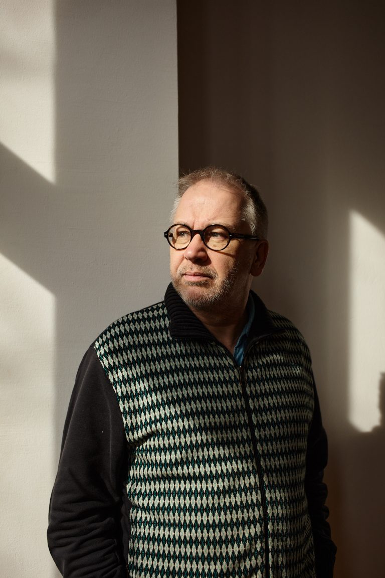 Portrait von Robert Griess
| Kabarettist in seiner Wohnung.
aus: „Kultur in der Krise“ in ver.di publik
/ 2021