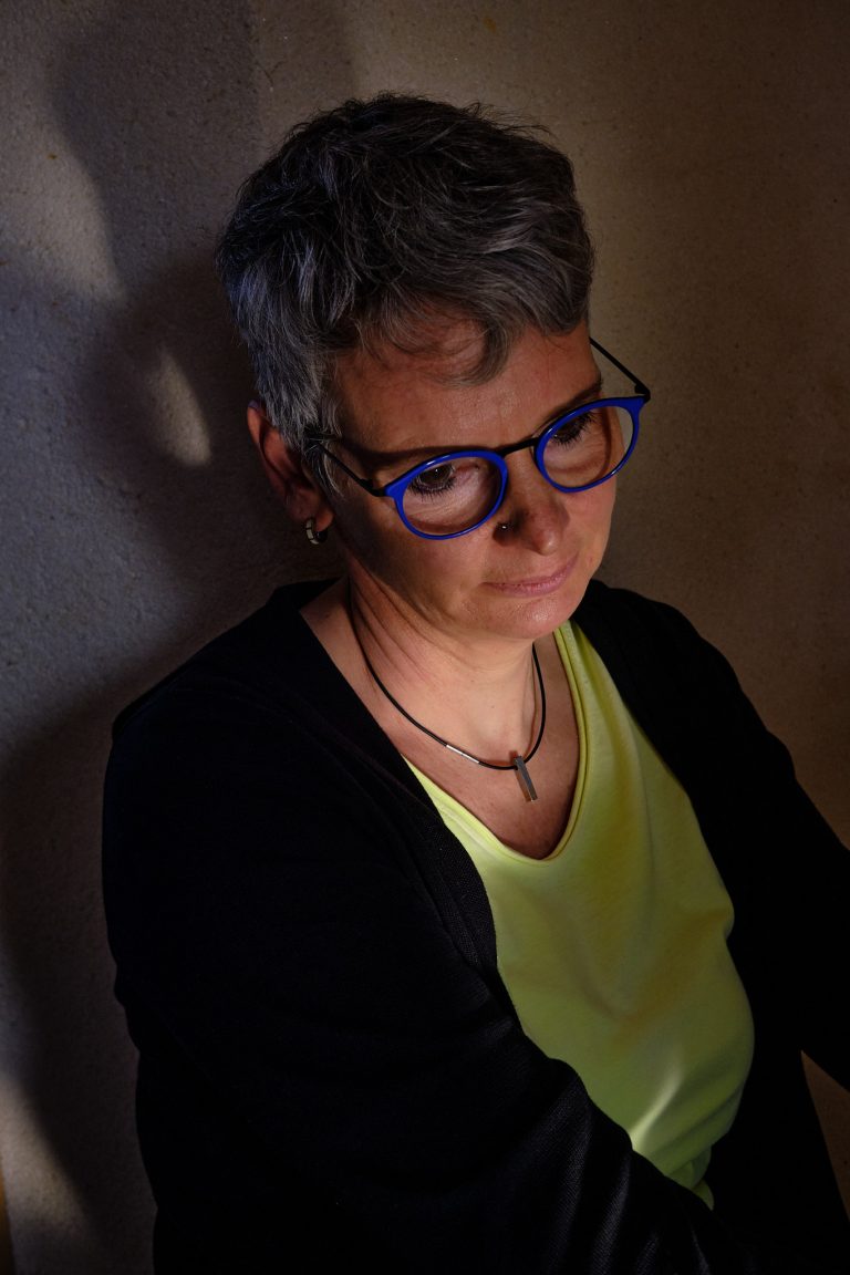 Portrait von Anne Hopf
| Long Covid Patientin in ihrer Wohnung.
für: STERN / 2022