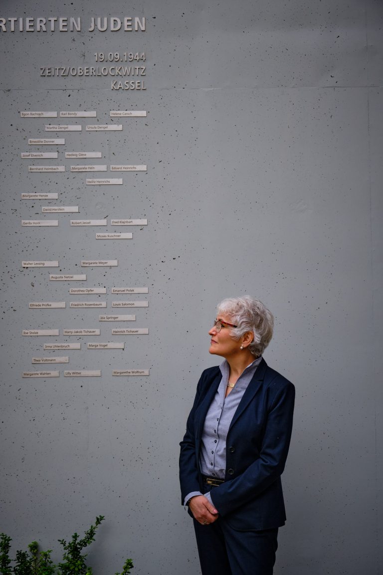 Portrait von Judith Tasbach
| Vorsitzende der jüdischen Gemeinde Gelsenkirchen vor einer Gedenktafel in der Synagoge.
für: SZ / 2023