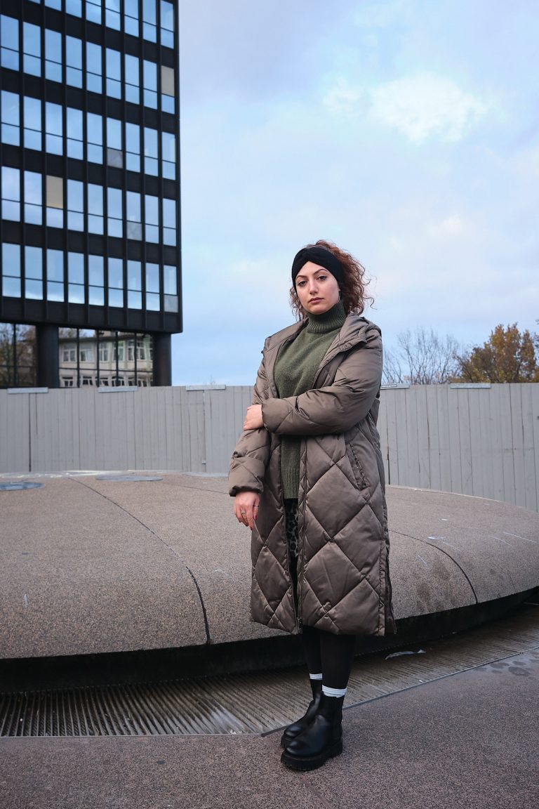 Portrait von Sima
| Studentin vor dem Rathaus Essen.
aus: „Zwischen Hoffnung, Schmerz und Entschlossenheit“ in chrismon plus
/ 2022