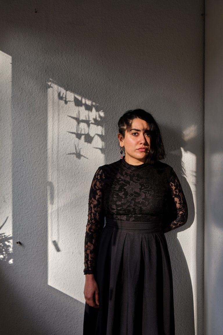 Portrait von Darya Latifpour
| Studentin in ihrer Wohnung.
aus: „Zwischen Hoffnung, Schmerz und Entschlossenheit“ in chrismon plus
/ 2022