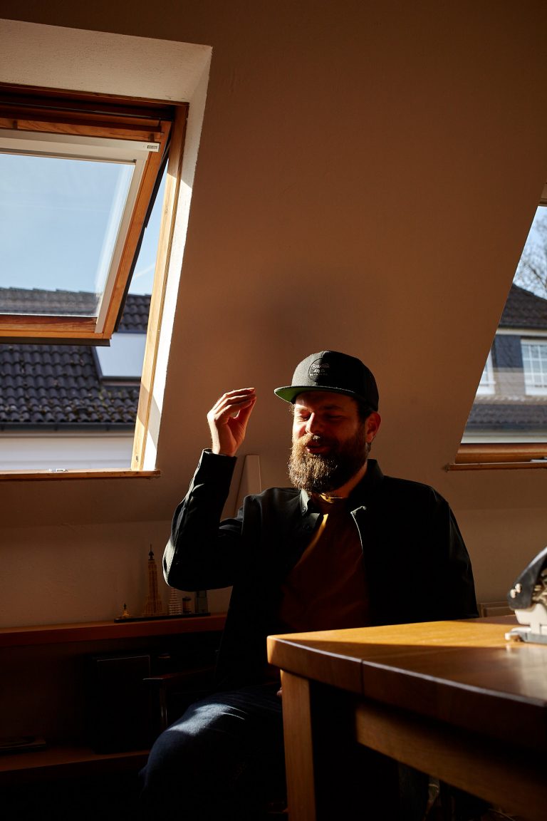 Portrait von  Patrick Salmen
| Autor und Humorist in seinem Arbeitszimmer.
aus: „Kultur in der Krise“ in ver.di publik
/ 2021