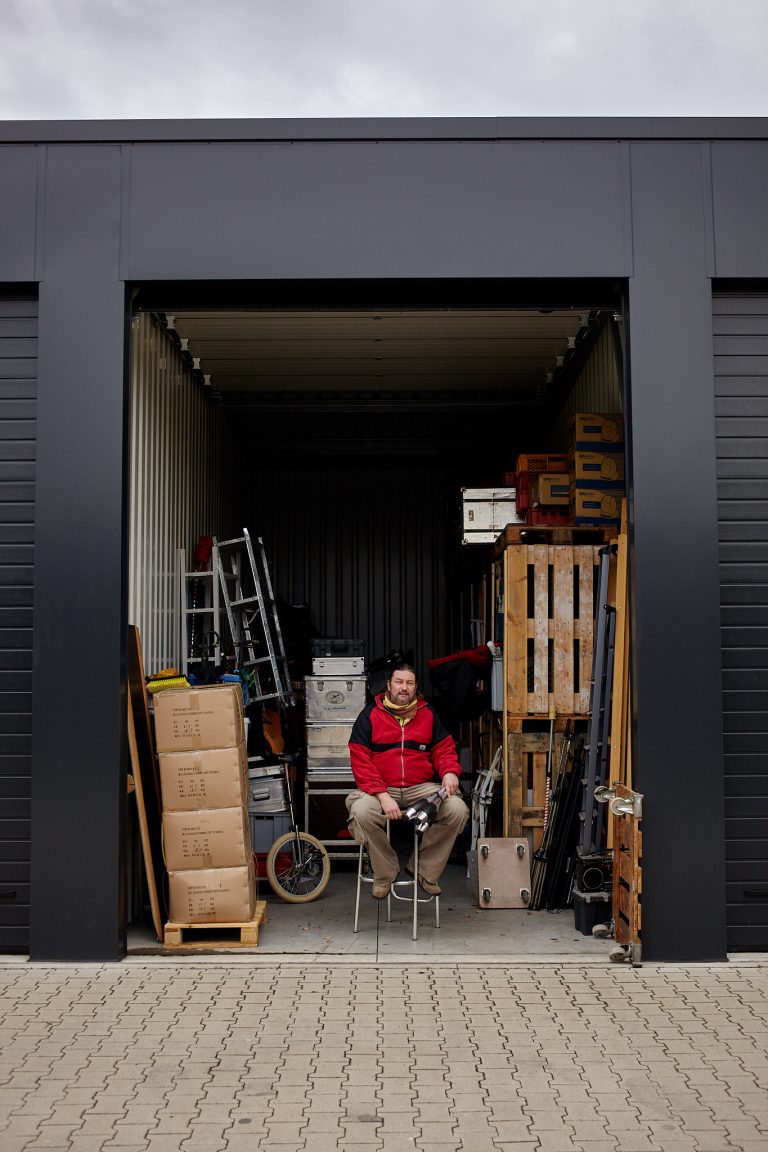 Portrait von  Martin Pittasch
| Clown und Zirkuspädagoge vor seiner Lagerhalle.
aus: „Kultur in der Krise“ in ver.di publik
/ 2021