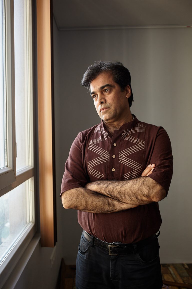 Portrait von Sina / Fotograf und Galerist in seiner Galerie in Teheran.