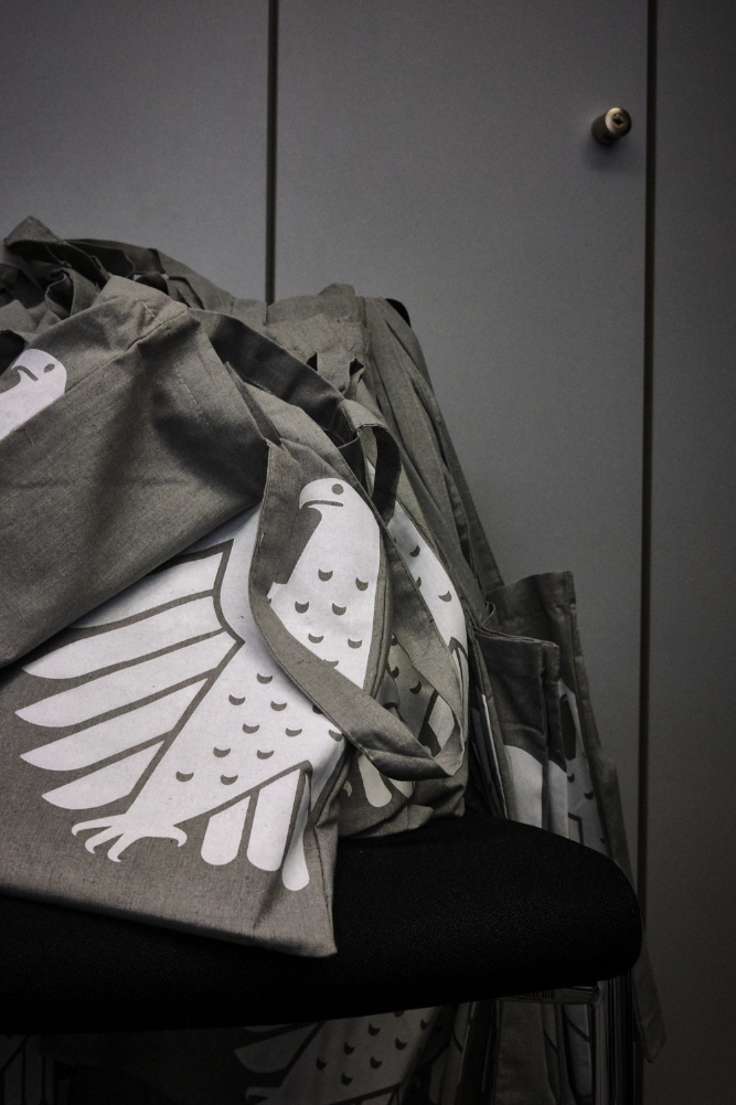 Stoffbeutel mit Bundesadler-Aufdruck liegen auf einem Stuhl – sie werden oft an Besuchergruppen im Bundestag verteilt.Cloth bags with the Federal Eagle print (the heraldic animal of the Federal Republic of Germany) lie on a chair – they are often distributed to visitor groups in the Bundestag (Germany’s federal parliament).
