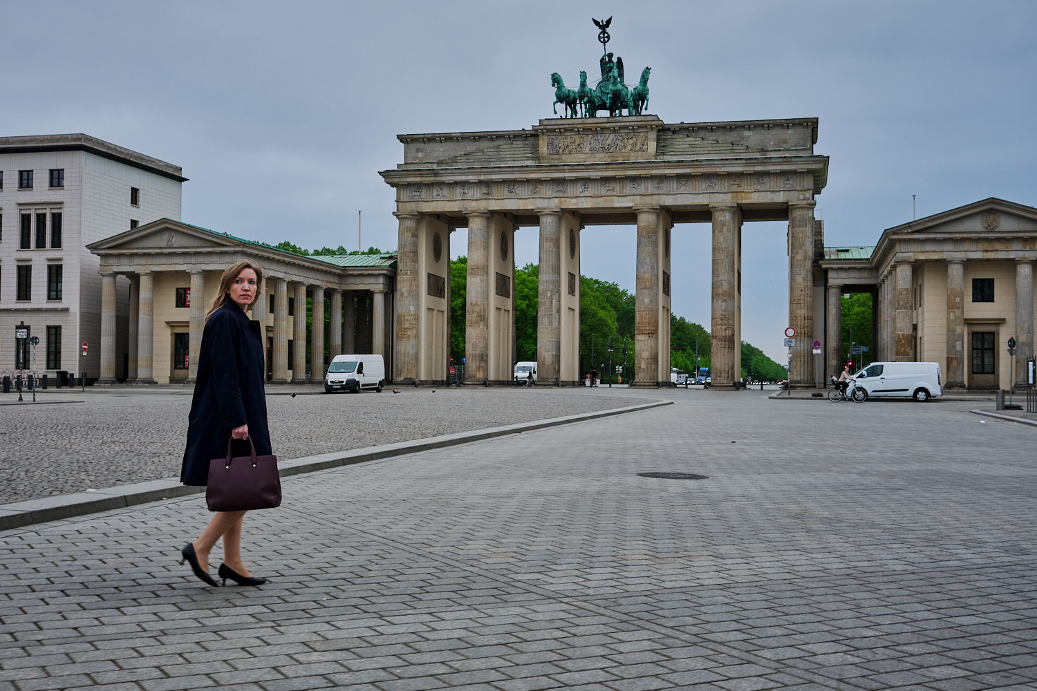 Ottilie Klein, Abgeordnete der CDU-Bundestagsfraktion für den Wahlkreis Berlin-Mitte, passiert auf dem Weg von ihrem Bundestagsbüro Unter den Linden das Brandenburger Tor auf dem Weg zum Reichstag. Zu dieser frühen Tageszeit sind noch kaum Touristen vor dem Tor unterwegs.

Ottilie Klein, a Member of the CDU parliamentary group in the Bundestag (Germany’s federal parliament) for the Berlin-Mitte constituency, passes through the Brandenburg Gate on her way from her parliamentary office on Unter den Linden to the Reichstag. At this early hour, there are hardly any tourists in front of the gate.