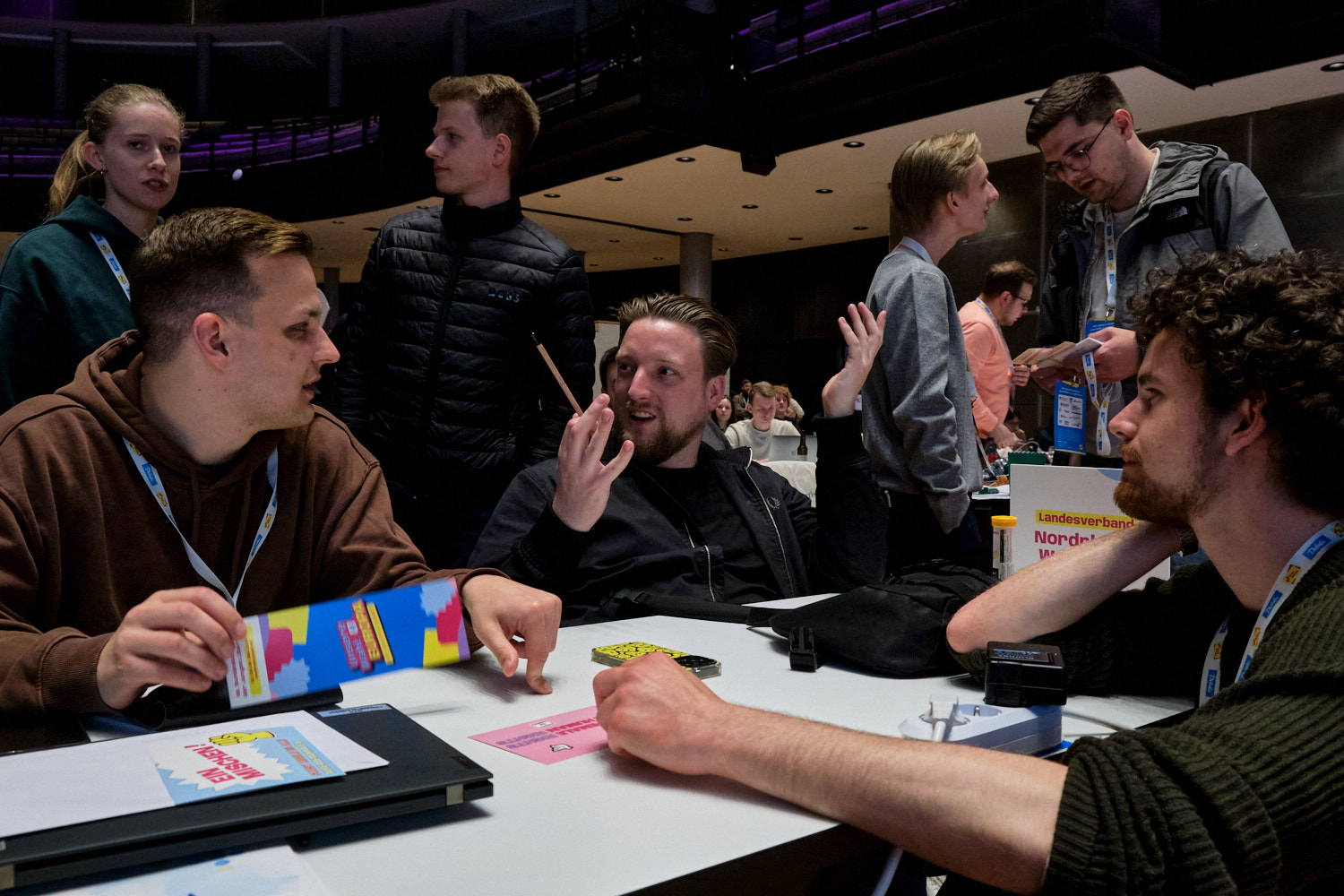 MdB Jens Teutrine (FDP) unterhält sich beim Bundeskongress der Jungen Liberalen 2024 in Bielefeld mit anderen Delegierten aus NRW. Teutrine war von 2020 bis 2021 selbst Bundesvorsitzender der Jungen Liberalen, der Jugendorganisation der FDP.Jens Teutrine, Member of the Bundestag (Germany’s federal parliament) for the Liberal Democratic Party (FDP), talks with other delegates from North Rhine-Westphalia (NRW) at the 2024 federal congress of the Junge Liberale in Bielefeld. Teutrine himself served as federal chairman of the Junge Liberale, the youth organization of the Liberal Democratic Party, from 2020 to 2021.
