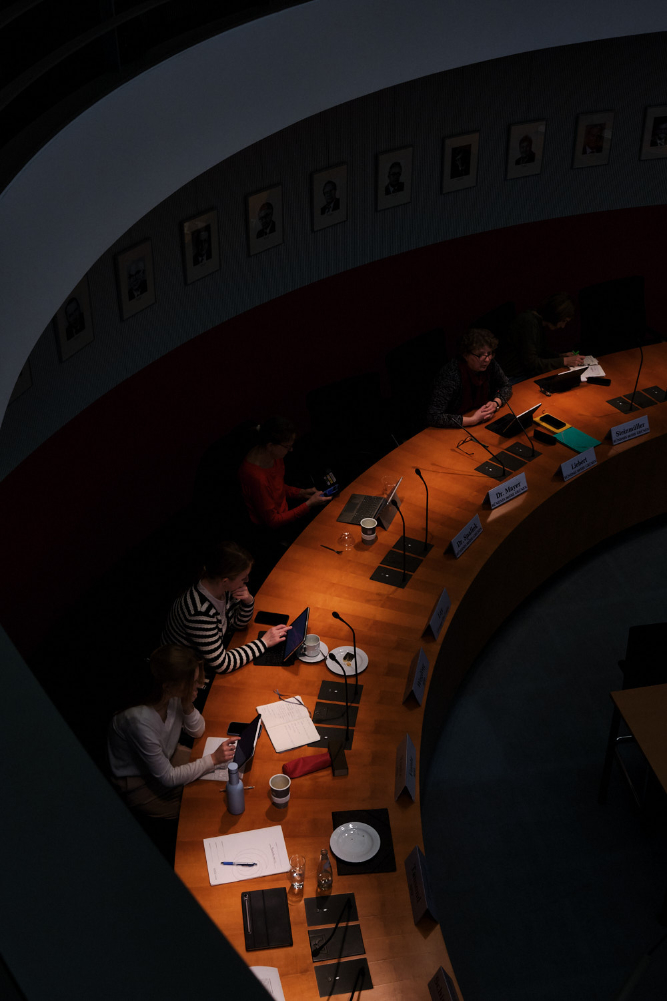Mitglieder des Ausschusses für Wohnen, Stadtentwicklung, Bauwesen und Kommunen sitzen während einer Sitzung im Paul-Löbe-Haus, einem Abgeordnetenhaus des Bundestags, an ihren Tischen.Members of the Committee on Housing, Urban Development, Building, and Local Government sit at their tables during a meeting in the Paul Löbe Building, a parliamentary office building of the Bundestag (Germany’s federal parliament).