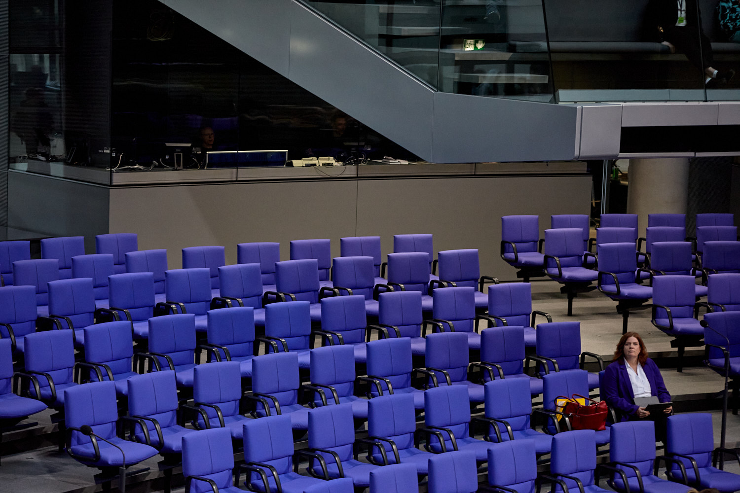 Sandra Weeser, Bundestagsabgeordnete der FDP und Vorsitzende des Ausschusses für Wohnen, Stadtentwicklung, Bauwesen, sitzt auf den typischen blauen Stühlen des Plenarsaals im Bundestag und leistet Präsenzdienst, eine Aufgabe der Regierungskoalition, um bei Abstimmungen die Mehrheitsfähigkeit sicherzustellen./Sandra Weeser, a Member of the Bundestag (Germany’s federal parliament) for the FDP (Free Democratic Party) and Chair of the Committee on Housing, Urban Development, and Building, sits on the characteristic blue chairs of the plenary hall in the Bundestag, fulfilling presence duty, a task of the governing coalition to ensure a majority in votes.