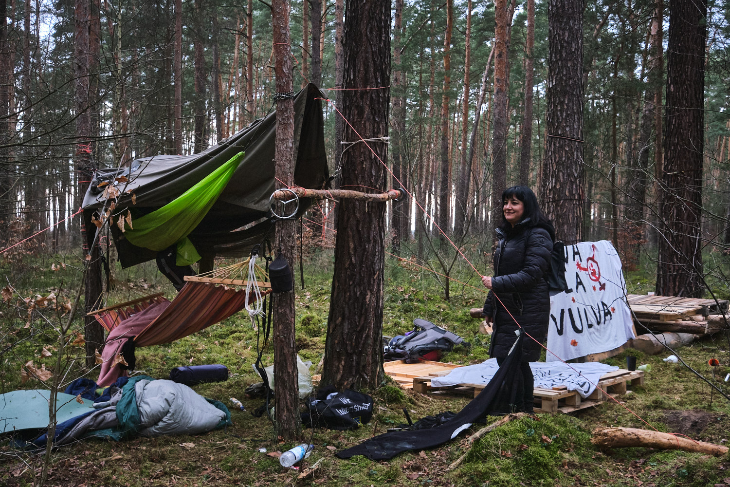 Gökay Akbulut, Mitglied der Linkengruppe im Bundestag, besucht als parlamentarische Beobachterin ein Protestcamp gegen die Tesla-Werke nahe Grünheide bei Berlin. Vor ihrer Zeit als Parlamentarierin war sie als Frau mit kurdischen Wurzeln selbst aktiv in der kurdischen Protestbewegung.Gökay Akbulut, Member of the Left Group in the Bundestag (Germany’s federal parliament), visits a protest camp against the Tesla factories near Grünheide, close to Berlin, as a parliamentary observer. Before becoming a parliamentarian, she was actively involved in the Kurdish protest movement as a woman with Kurdish roots.