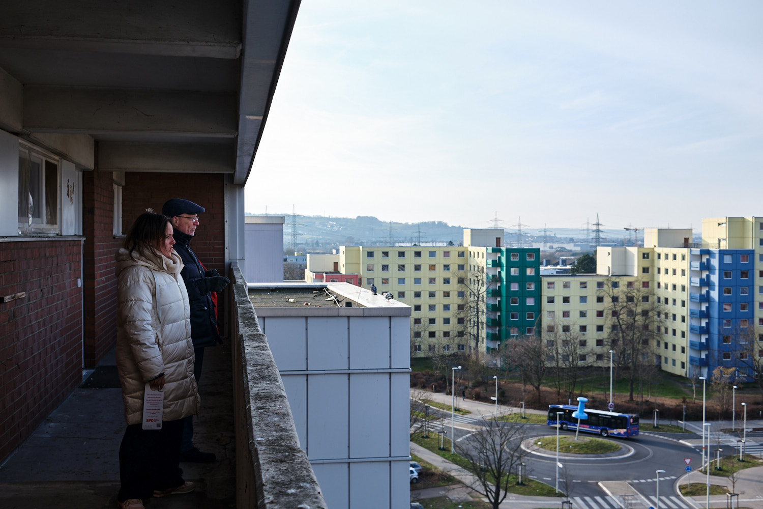 Blick über Bonn-Tannenbusch
Jessica Rosenthal, Bundestagsabgeordnete der SPD, steht während des Haustürwahlkampfs auf dem Außenflur eines Hochhauses und schaut über den Stadtteil Bonn-Tannenbusch. 
////
View over Bonn-Tannenbusch
Jessica Rosenthal, Member of the German Bundestag for the SPD, stands on the exterior walkway of a high-rise building during door-to-door campaigning, looking out over the Bonn-Tannenbusch neighborhood.