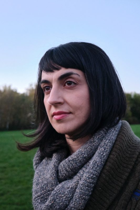 Portrait von Elaheh Hoppe im Tremoniapark Dortmund. Aufgenommen am 01.11.2022 in Dortmund. 

Elaheh Hoppe ist 40 Jahre alt und arbeitet  als Lehrerin in Dortmund.
Sie ist in Teheran geboren und kam mit fünf Jahren nach Deutschland.
Ihre frühesten Erinnerungen reichen zurück bis in das Teheran des 1. Golfkriegs, als ihre Mutter sie unter ihrem Tschador versteckte und vor Bombenangriffen flüchtete. Ihr Vater wurde in den frühen 80er Jahren verhaftet, weil er als großer Michael Jackson Fan Videos seines Idols besaß und auch Elaheh wurde schon von der sogenannten "Sittenpolizei" während eines Urlaubs in Isfahan verhaftet, weil sie die "falsche" Hose trug.

Zitat: "Ich glaube eine Revolution fängt dann an, wenn die Leute so verzweifelt sind, dass sie sagen: 'Eigentlich bin ich tot, wenn ich unter diesen Bedingungen weiter leben muss. Also gehe ich auf die Straße, weil dies für mich kein Leben ist.' Für die jungen Menschen im Iran gibt es einfach kein zurück. Ich glaube deswegen, die derzeitige Regierung im Iran hat nicht mehr lange Bestand. 
Ich bin so verbunden im Schmerz und in der Hoffnung mit den Menschen im Iran, dass ich das Gefühl habe auch ich kann mir etwas wiederholen, was mir weggenommen wurde, dass ich meinem  kleinen Sohn eines Tages einen Iran zeigen kann, der frei und nicht so ideologisiert ist."
