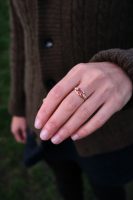 Blick auf einen Ring an der Hand von Elaheh Hoppe, Diesen Ring hat Elaheh von ihrer Großmutter  geerbt und er ist eine  Verbindung zu ihrer iranischen Herkunft. Aufgenommen am 01.11.2022 i Dortmund.