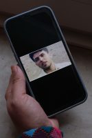 Aufsicht auf ein Portrait von Farzad Kamanger auf dem Bildschirm eines Smartphones gehalten von Sonia. Aufgenommen am 02.12.2022 in Essen.

Farzad Kamanger war ein in Kurdistan bekannter kurdischer Lehrer, Autor und Menschenrechtsaktivist. Er wurde 2010 hingerichtet. Für Sonia waren sein Idealismus und sein Einstehen für Gerechtigkeit immer eine Inspiration für ihr eigenes Leben. Einer der letzten Nachrichten von Farzad vor seiner Hinrichtung war: "Ist es möglich, Lehrer zu sein, wenn es eine Dürre der Gerechtigkeit und Fairness gibt, und nicht das Alphabet der Hoffnung und Gleichheit zu lehren?"