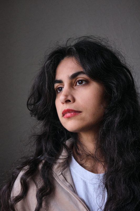 Portrait von Yasmin in ihrer Wohnung in Dortmund. Aufgenommen am 03.12.2022.

Yasmin ist 33 Jahre alt. Sie ist eine im Exil lebende iranische Szenische Forscherin und Aktivistin. Sie stammt aus der Provinz Gilan im Nordiran und gehört zur ethnischen Minderheit der Gilaki.

Zitat:"Das Regime wird niemals freiwillig zurücktreten. Auch die Entscheidungsträger außerhalb Irans werden nur auf Druck der Weltöffentlichkeit Schritte gegen das Regime einleiten. Deshalb ist der Druck der Weltöffentlichkeit auf das Regime so wichtig. Wir brauchen konkretere Sanktionen:  Viele Angehörige des Regimes leben immer noch priviligiert und unbehelligt im Westen, es sind immer noch regimenahe Lobbyisten, gerade in Deutschland, tätig. Diese Personen müssen ausgewiesen und ihre Vermögen eingefroren werden. Deutschland ist der größte Handelspartner des Irans, und könnte auch durch entsprechende Handelsbeschränkungen weiteren Druck ausüben."