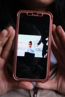 Yasmin hält ein Bild von sich selbst bei ihrer Einschulung auf einem Samrtphonebildschirm. Am 03.12.2022 in Dortmund.

Das ist Yasmin am Tag ihrer Einschulung, an dem sie zum ersten Mal den Hidjab tragen mußte. 
"Ich schaue verwirrt und verunsichert, denn ich verstand nicht warum ich von jetzt an das Kopftuch tragen musste"