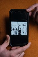 Roozbeh hält ein Bild seiner Mutter zu sehen auf einem Smartphonebildschirm. Aufgnemommen am 03.12.2022 in Dortmund.

Auf diesem Bild ist Roozbeh's Mutter zu sehen, die von einem kurdischen Widerstandskämpfer in Sanandaj eine Pistole ausgehändigt bekommt. Bereits ab 1979 kam es in den kurdischen Gebieten Irans immer wieder zu bewaffneten Aufständen gegen das Regime in Teheran. Roozbeh 's  Mutter war für Roozbeh, in ihrer Entschloßenheit und ihrem Mut  zum Widerstand, immer eine Inspiration.