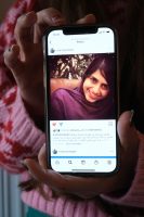 Aufsicht auf ein Portrait von Mina Jandaghi auf dem Bildschirm eines Smartphones gehalten von Shoreh Faridi. Aufgenommen am 09.12.2022 in Essen.

Mina Jandaghi ist die Schwester ein ehemaligen Kommilitonin von Shoreh. Wie Shoreh engagierte auch sie sich gegen Kinderarbeit im Iran. Sie besuchten sogar das gleich Gymnasium. Mina Jandaghi wurde am 27. Oktober zuhause verhaftet, seitdem hat die Familie keinen 
Kontakt mehr zu ihr. 
Sie wird ohne Anklage, oder Angabe von Gründen seitdem festgehalten.