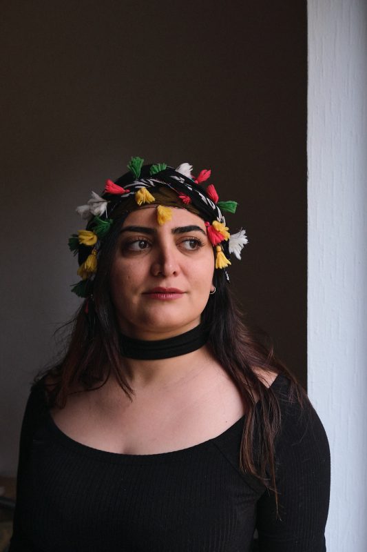 Portrait von  Sonia
| Studentin in ihrer Wohnung.
aus: „Zwischen Hoffnung, Schmerz und Entschlossenheit“ in chrismon plus
/ 2022
