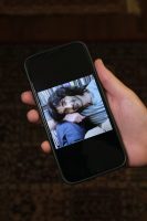 Aufsicht auf ein Portrait von Karim auf dem Bildschirm eines Smartphones gehalten von Mina Abbas Panah. Aufgenommen am 16.11.2022 in Dortmund.

Karim ist Musiker und ging mit Mina auf die gleiche Kunsthochschule in Teheran, Er täumte immer davon in Deutschland zu leben, hatte sogar schon fließend deutsch gelernt. Weil er die Proteste in den sozialen Medien unterstützte, wurde er vor Kurzem verhaftet. Niemand weiß im Moment wo er sich genau befindet.