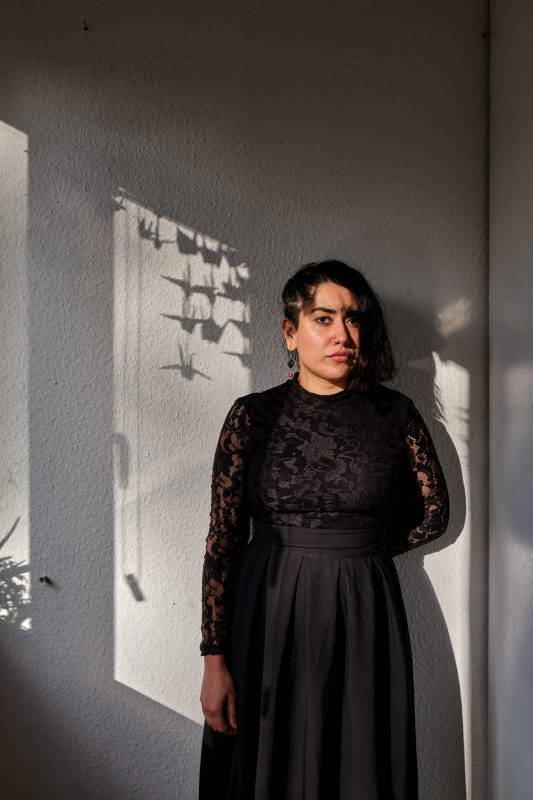 Portrait von Darya Latifpour
| Studentin in ihrer Wohnung.
aus: „Zwischen Hoffnung, Schmerz und Entschlossenheit“ in chrismon plus
/ 2022