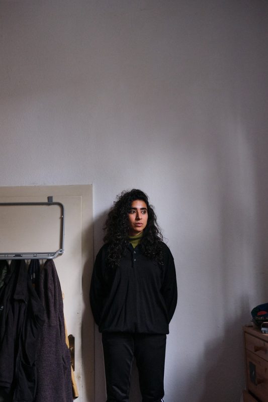 Portrait von Ghazal in ihrer Wohnung in Dortmund. Aufgenommen am 17.11.2022 in Dortmund.

"Ghazal kam vor fünf Jahren, mit Mitte 20, aus dem Iran nach Deutschland und studiert hier Soziale Arbeit. Schon früh im Leben bemerkte sie, dass sich die Dinge im Iran nicht richtig anfühlen: In der Mittelschule eckte sie bewußt bei der Schulleiterin an, in dem sie einen hohen Zaun überkletterte, der als Sichtschutz gegen die Blicke der Jungen aufgebaut war. Sie wollte die angebliche „Unüberwindbarkeit“ des Zauns schlicht nicht akzeptieren. Später wurde sie mehrmals von der sogenannten "Sittenpolizei" verhaftet, geschlagen und beleidigt - unter anderem wegen schwarzen Nagellacks und einer zu kurzen Hose. Irgendwann wurde ihr klar: Du kannst hier nur überleben, wenn Du "die Fresse" hältst - und eben das konnte sie nicht. Bald war ihr klar, dass sie so im Iran nicht in Freiheit leben konnte." 

Zitat:""Ich bekomme eine Gänsehaut, wenn ich sehe, dass nun im Iran ethnische Minderheiten wie Türk:innen, Belutschis, Gilakis und andere Minderheiten an der Seite von Kurd:innen stehen. Es ist etwas passiert, was vorher noch nie passiert ist: Alle sind zusammen aufgestanden. Das Regime hat immer versucht, diese Gruppen gegeneinander auszuspielen und es ist richtig schön zu sehen, dass es dieses mal nicht funktioniert. Und das macht es zu einer wirklichen Revolution."