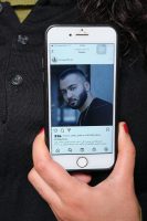 Aufsicht auf ein Portrait des Rappers Toomaj Salehi auf dem Bildschirm eines Smartphones gehalten von Ghazal. Aufgenommen am 17.11.2022 in Dortmund.

Toomaj Salehi ist ein für seine regimekritischen Texte im Iran bekannter Rapper und Aktivist. Vor kurzem wurde er verhaftet und - laut seiner Familie - auch gefoltert. Für Ghazal hat dieser Künstler eine besondere Bedeutung, weil er mit seiner Musik eine Stimme der jungen iranischen Generation Z geworden ist. Als sie von ihm redet, hat sie Tränen in den Augen.