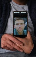 Aufsicht auf ein Portrait von Ali Heydarian auf dem Bildschirm eines Smartphones gehalten von Puyan Mahmudian. Aufgenommen am 26.11.2022 in Essen.

Ali Heydarian war eine wichtige Figur im kurdischen Widerstand gegen das Regime in Teheran. 
Er wurde 2012 hingerichtet. Puyan begnete ihm während seiner eigenen Inhaftierung im Jahre 2007.  Ali hatte einen großen EInfluss auf den 21-jährigen Puyan, der von seiner Menschlichkeit seinem gebildeten, reifen Charakter und seiner moralischen Haltung beeindruckt war.