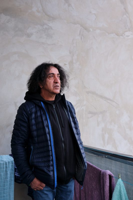 Portrait von Nasser auf seinem Balkon in Dortmund. Nasser gehört zur iranischen Diaspora in Deutschland. Aufgenommen am 03.01.2023 in Dortmund.

Nasser (geb. 1960 in Sanandaj, Westiran) arbeitete im Iran als Lehrer bevor er nach Deutschland kam. Nasser wuchs in einem Waisenhaus auf und bereits als Jugendlicher wurde er politisch aktiv. Heute arbeitet er als Autor und begleitet als Sozialpädagoge sozialbenachteiligte Kinder, Jugendliche und Familien. 

Zitat:"Die Utopie ist die Mutter der Realität.
Ich hoffe auf einen einen Regimewechsel im Iran, ein freies und menschenwürdiges Gesellschaftssystem, eine pluralistische Demokratie. Ich selbst sehe mich als Weltbürger und ich denke, dass eine neue Weltordnung ohne Unterdrückung, Ausbeutung und ohne Grenzen möglich ist."