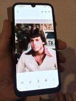 Aufsicht auf ein Portrait von Ahmad Mahammadi auf dem Bildschirm eines Smartphones gehalten von Nasser. Aufgenommen am 17.01.2023 in Dortmund.

Ahmad Mohammadi - Nasser’s bester Freund aus seinen Kindertagen im Waisenhaus in Sanandaj. Als beide ca. zwölf Jahre alt waren, half er Nasser nach seiner Mutter zu suchen, von der Nasser als Kind getrennt wurde. Bei der Suche stellte sich heraus, dass Nasser's Mutter bei einem Bombenangriff im iranisch-irakischen Grenzgebiet  getötet wurde. Auch Ahmad starb später, als sein Fahrzeug versehentlich von einer Rakete getroffen wurde. Er war sofort tot.